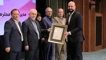 تقدیر‌نامه انجمن جهانی روابط‌عمومی به مدیر روابط عمومی فولاد خوزستان اهدا شد