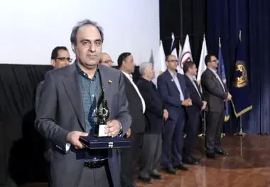 تندیس مرد سال فولاد ایران به محمود لندی رسید