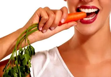 با خوراکی‌ها و میوه‌های تمیزکننده دندان و لثه آشنا شوید