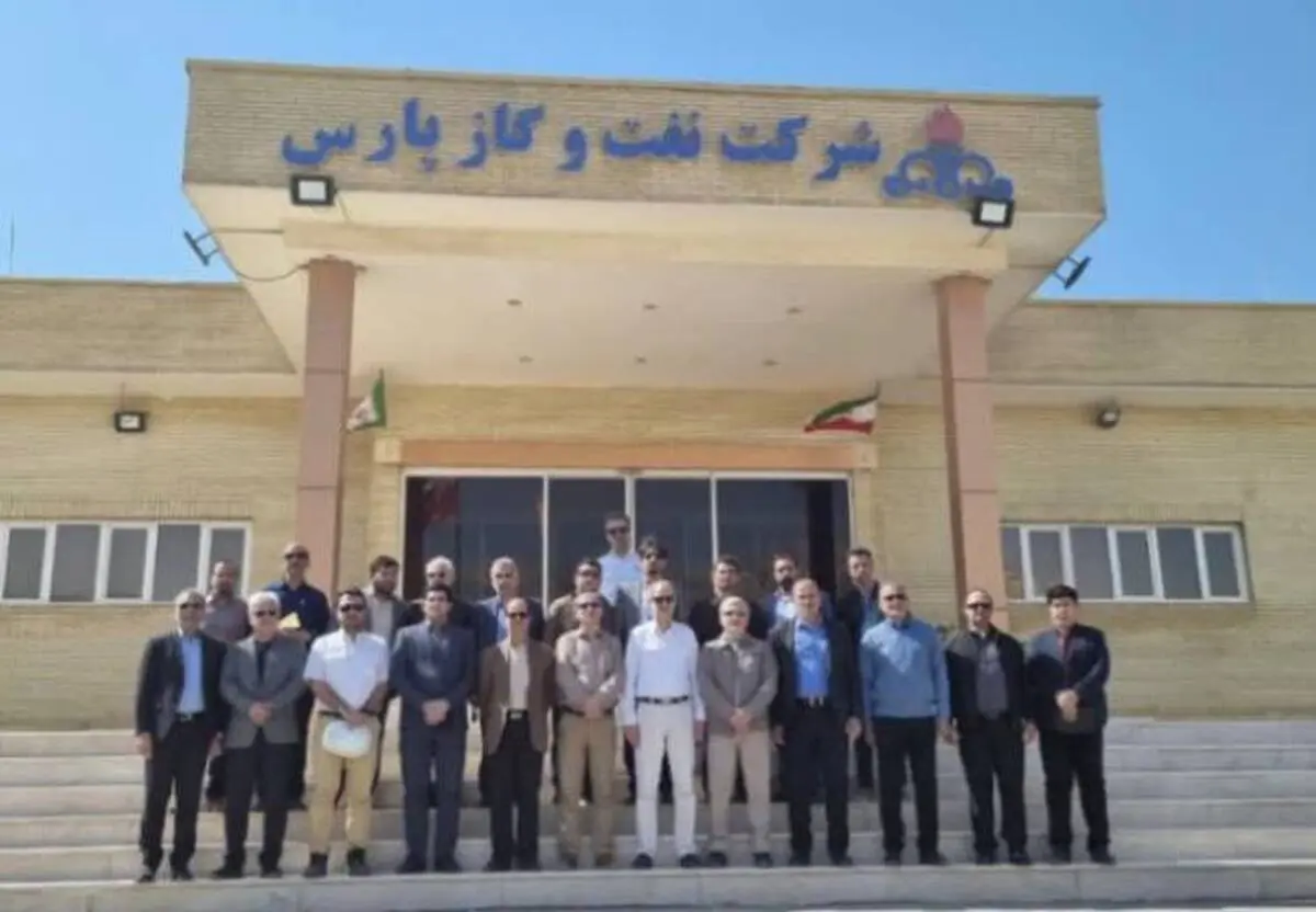 مدیر و جمعی از کارکنان شرکت ملی پخش فرآورده های نفتی منطقه اصفهان از تأسیسات پارس جنوبی بازدید کردند