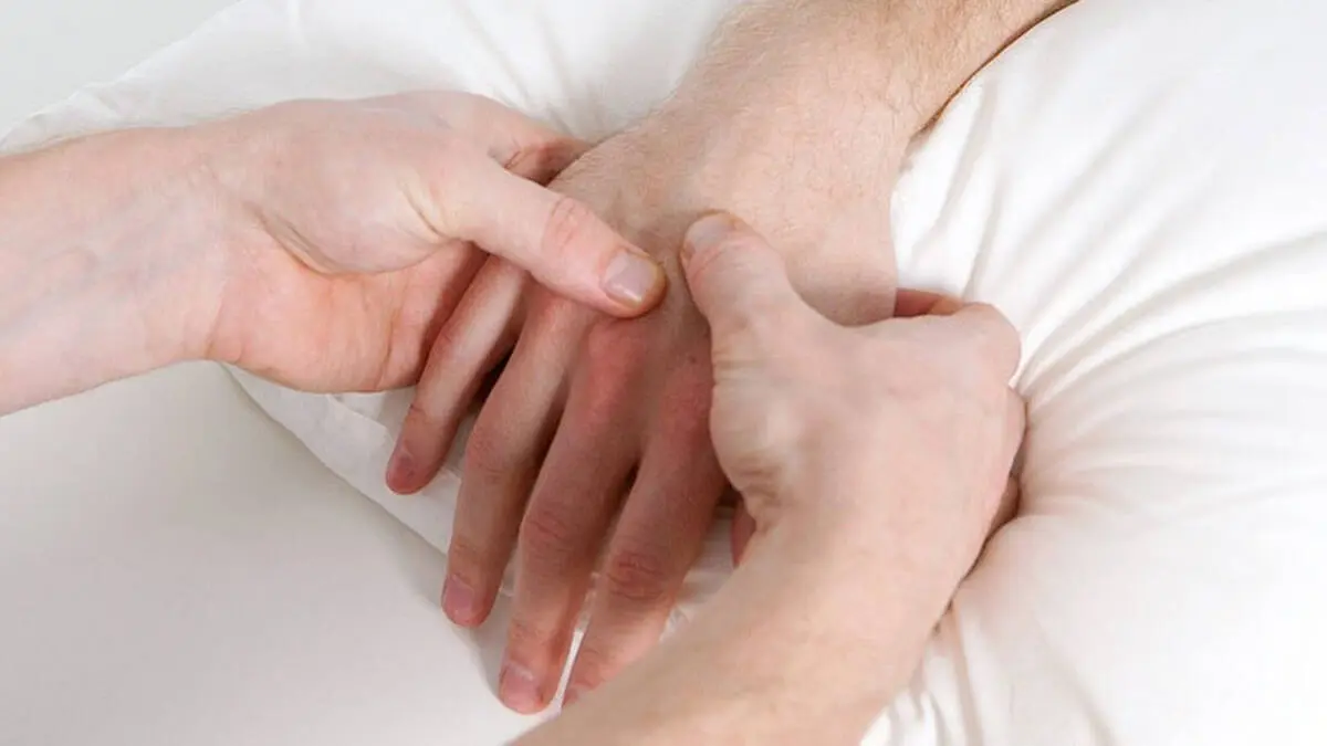 بی‌حسی دست‌ها پس از بیدار شدن از خواب خطرناک است؟