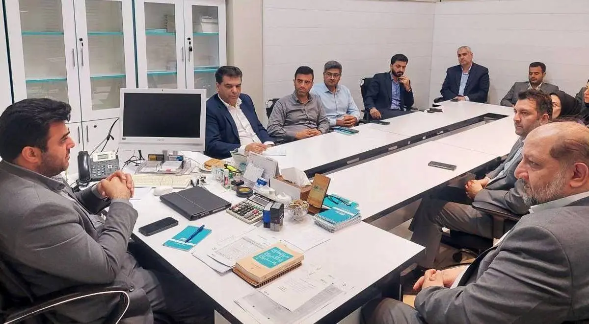 مطالبات ایثارگران و توسعه فعالیت‌های بیمه‌ای را پیگیری می کنیم