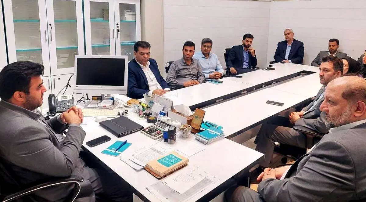 مطالبات ایثارگران و توسعه فعالیت‌های بیمه‌ای را پیگیری می کنیم
