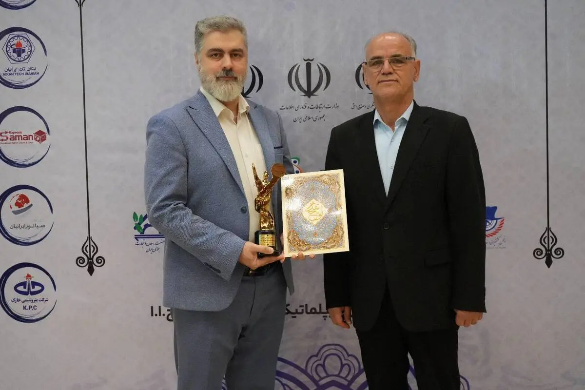 در دهمین اجلاس سراسری رضایتمندی مشتری، تندیس زرین اعتماد مشتری به بیمه دی رسید