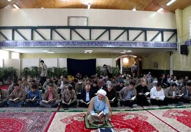 حضور پیرحسینلو مدیر عامل شرکت آلومینای ایران در نماز جماعت این شرکت