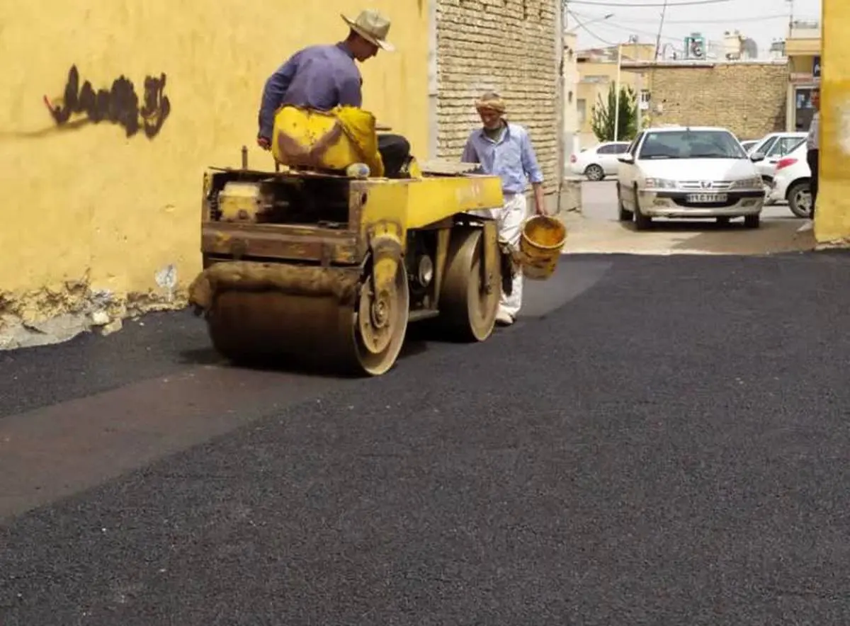 ادامه آسفالت معابر فازهای ۲ و ۳ شهر بهارستان توسط شرکت عمران