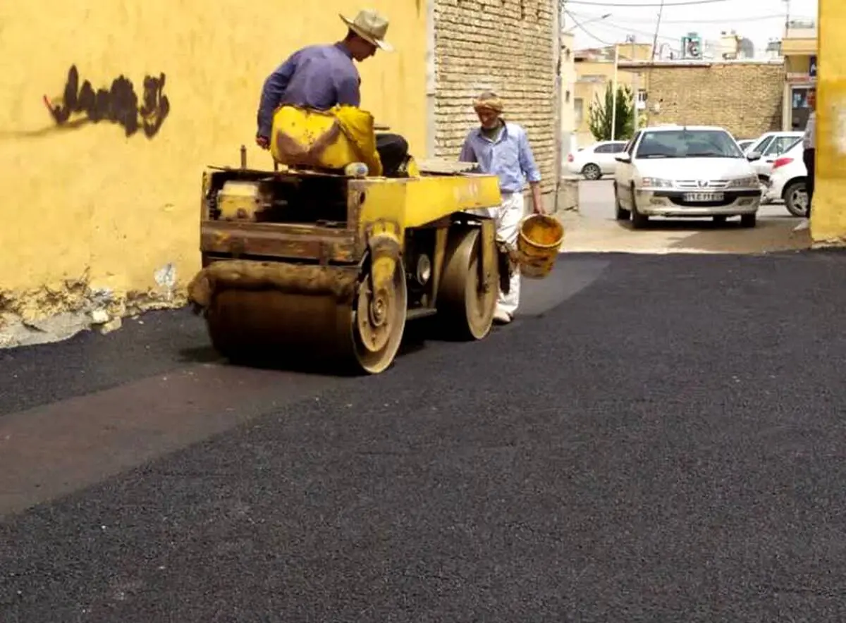 ادامه آسفالت معابر فازهای ۲ و ۳ شهر بهارستان توسط شرکت عمران