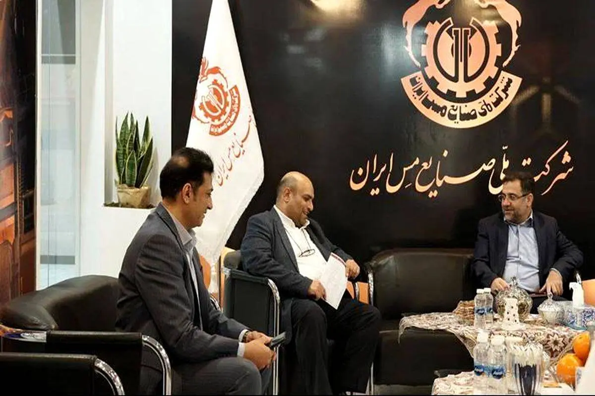 مشاور امور بین الملل ایمیدرو از غرفه شرکت مس بازدید کرد