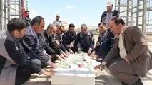 گل‌افشانی مزار شهید گمنام در شرکت آلومینای ایران