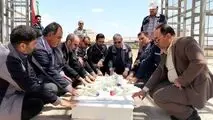 گل‌افشانی مزار شهید گمنام در شرکت آلومینای ایران