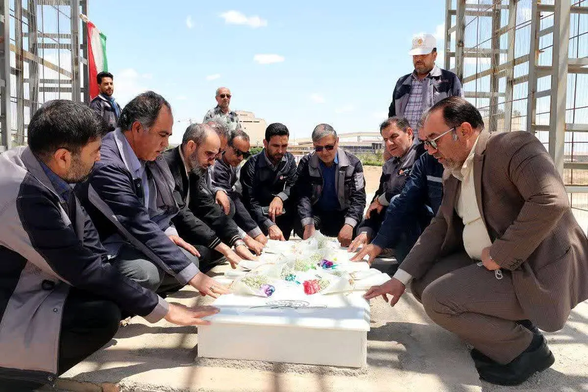 گل‌افشانی مزار شهید گمنام در شرکت آلومینای ایران