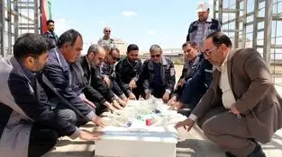 گل‌افشانی مزار شهید گمنام در شرکت آلومینای ایران
