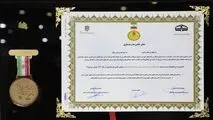 در گردهمایی تقدیر از مجموعه‌های اقتصادی پیشگام در امر مدرسه‌سازی اتفاق افتاد؛ دریافت نشان حامی مدرسه‌سازی در سال 1404 توسط فولاد هرمزگان