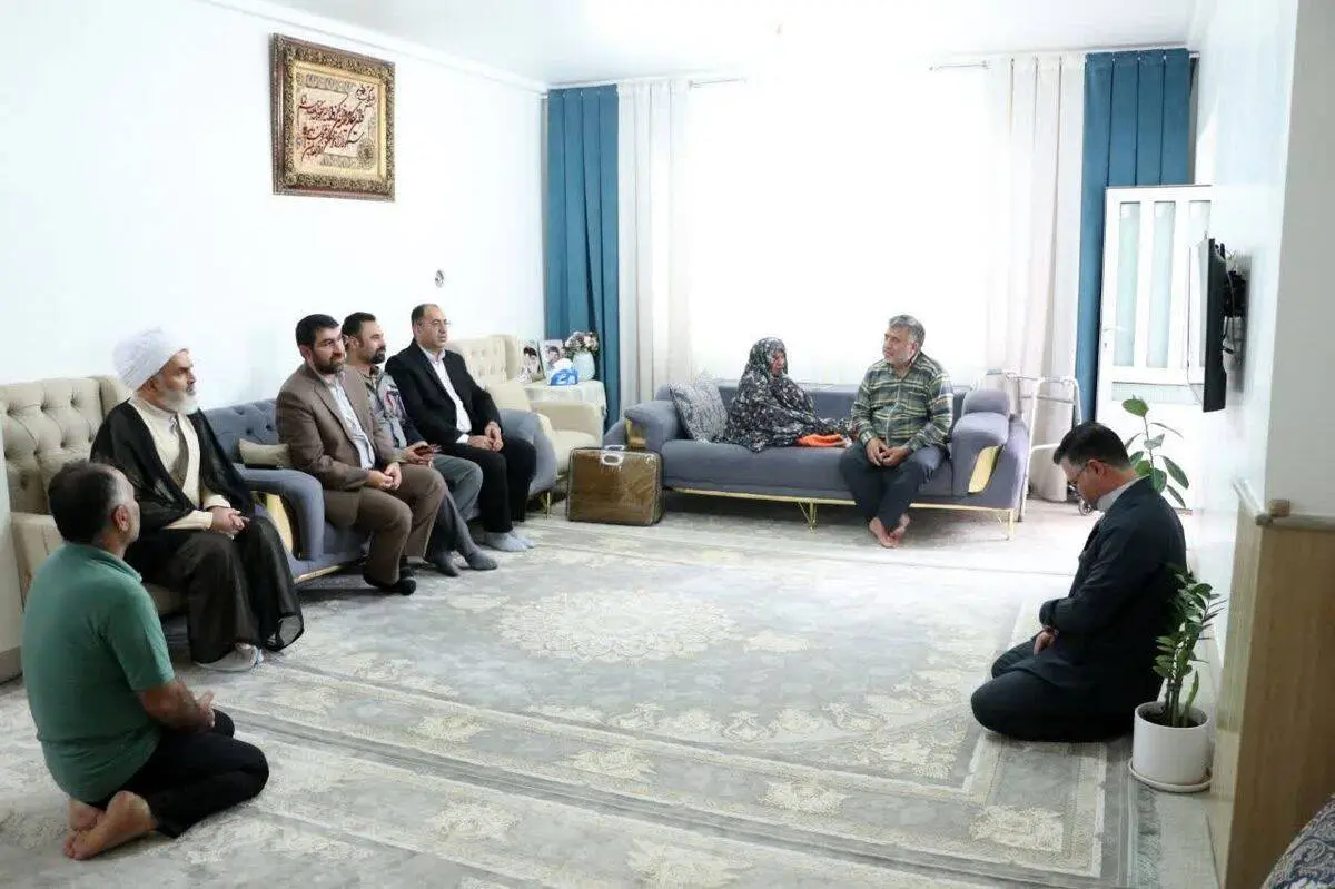 دیدار مدیرعامل شرکت آلومینای ایران و مسئولین شهرستان جاجرم با تعدادی از خانواده های معظم شهدا و ایثارگران عزیز به مناسبت گرامیداشت هفته دفاع مقدس