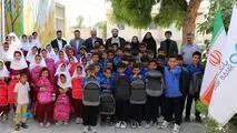 مشق مهربانی کارکنان «بانک دی» به یاد شهدای دانش‌آموز میناب

