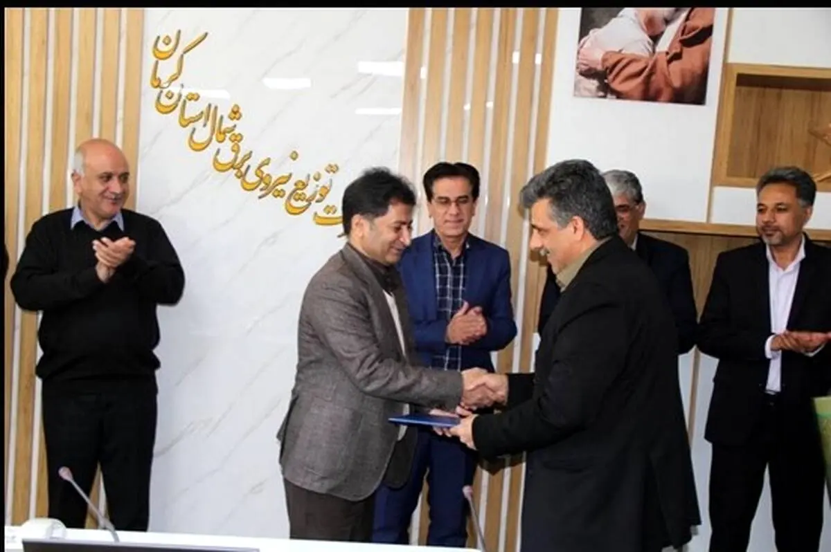 تقدیر از مدیر توزیع برق شهرستان کرمان به‌دلیل تأمین برق پایدار در ایام سالگرد شهید حاج قاسم سلیمانی
