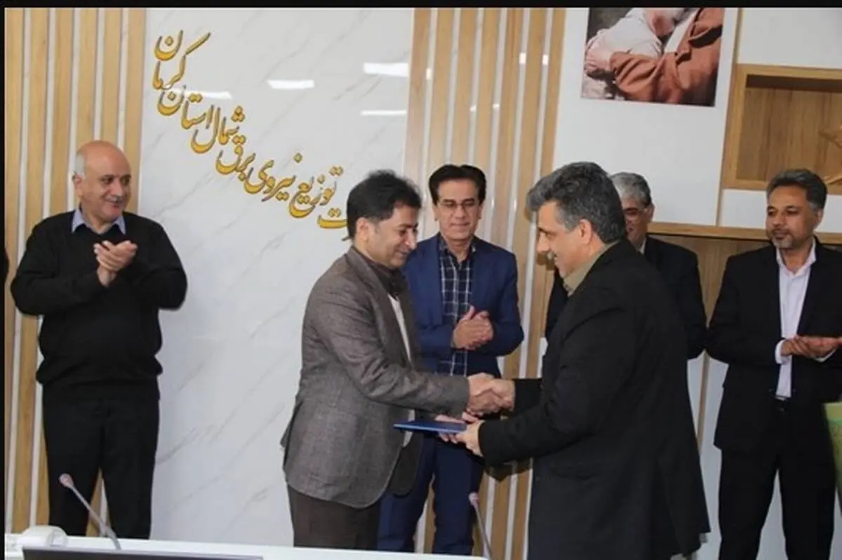 تقدیر از مدیر توزیع برق شهرستان کرمان به‌دلیل تأمین برق پایدار در ایام سالگرد شهید حاج قاسم سلیمانی
