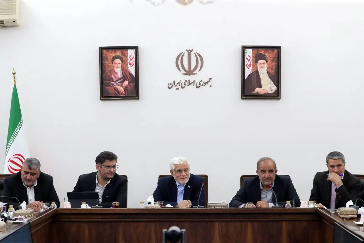 معاون اول رئیسجمهور در نشست با اعضای کمیسیون کشاورزی مجلس شورای اسلامی:
مجلس و دولت باید احساس مسئولیت مشترک داشته باشند/ نمایندگان مجلس به واقعیتهای کشور توجه کنند/ اگر تشکیلات دولت محدود نشود کل بودجه صرف پرداخت حقوق میشود/ الگوی کشت و آبیاری اصلاح