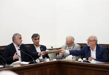 دکتر عارف: ستاد، نقش هماهنگی دارد/ صدای واحدی برای مبارزه با فساد داشته باشیم/نتایج اجماع داخلی قابل مشاهده است/ جامعه نسبت به مسئله فساد حساس است/ به جای رسیدگی به مسائل جزئی باید به سمت ریشه‌کن کردن مفاسد اقتصادی حرکت کنیم