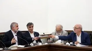 دکتر عارف: ستاد، نقش هماهنگی دارد/ صدای واحدی برای مبارزه با فساد داشته باشیم/نتایج اجماع داخلی قابل مشاهده است/ جامعه نسبت به مسئله فساد حساس است/ به جای رسیدگی به مسائل جزئی باید به سمت ریشه‌کن کردن مفاسد اقتصادی حرکت کنیم