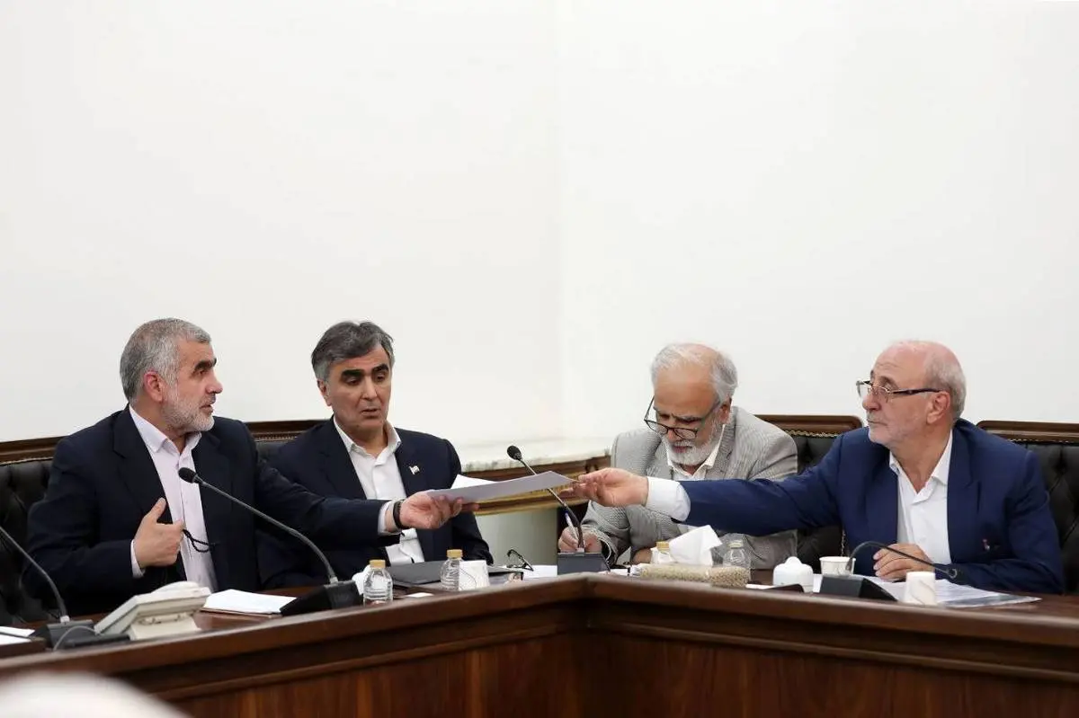 دکتر عارف: ستاد، نقش هماهنگی دارد/ صدای واحدی برای مبارزه با فساد داشته باشیم/نتایج اجماع داخلی قابل مشاهده است/ جامعه نسبت به مسئله فساد حساس است/ به جای رسیدگی به مسائل جزئی باید به سمت ریشه‌کن کردن مفاسد اقتصادی حرکت کنیم