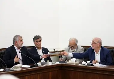 دکتر عارف: ستاد، نقش هماهنگی دارد/ صدای واحدی برای مبارزه با فساد داشته باشیم/نتایج اجماع داخلی قابل مشاهده است/ جامعه نسبت به مسئله فساد حساس است/ به جای رسیدگی به مسائل جزئی باید به سمت ریشه‌کن کردن مفاسد اقتصادی حرکت کنیم