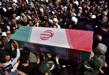 تشییع پیکر شهید مدافع حرم “مجید دیوانی”بر دستان مردم منطقه آزاد اروند

