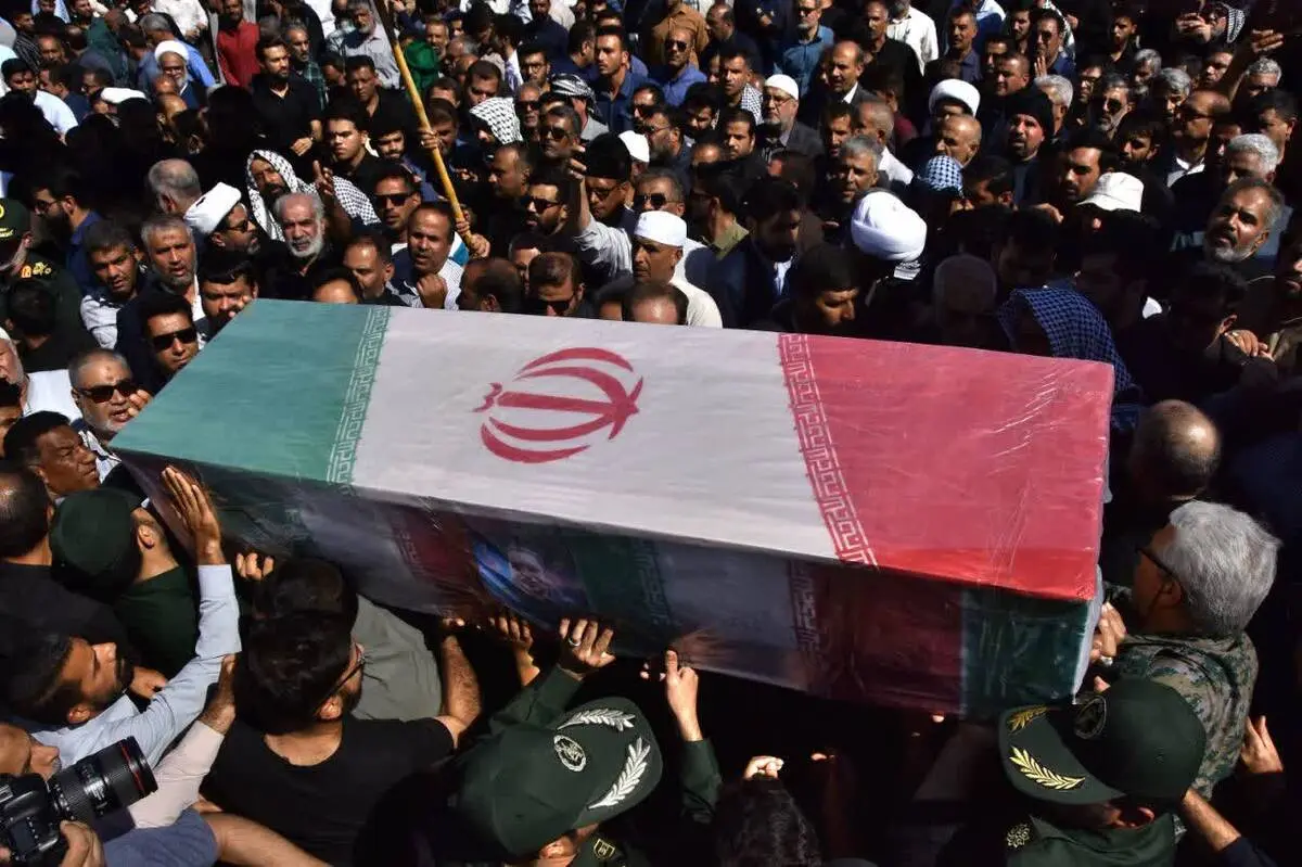 تشییع پیکر شهید مدافع حرم “مجید دیوانی”بر دستان مردم منطقه آزاد اروند
