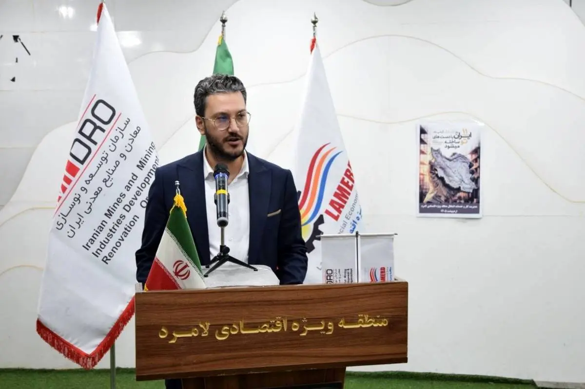 آیین تجلیل از کارگران شاغل در منطقه ویژه اقتصادی لامرد با حضور جمعی از کارگران و مسئولان محلی برگزار شد.