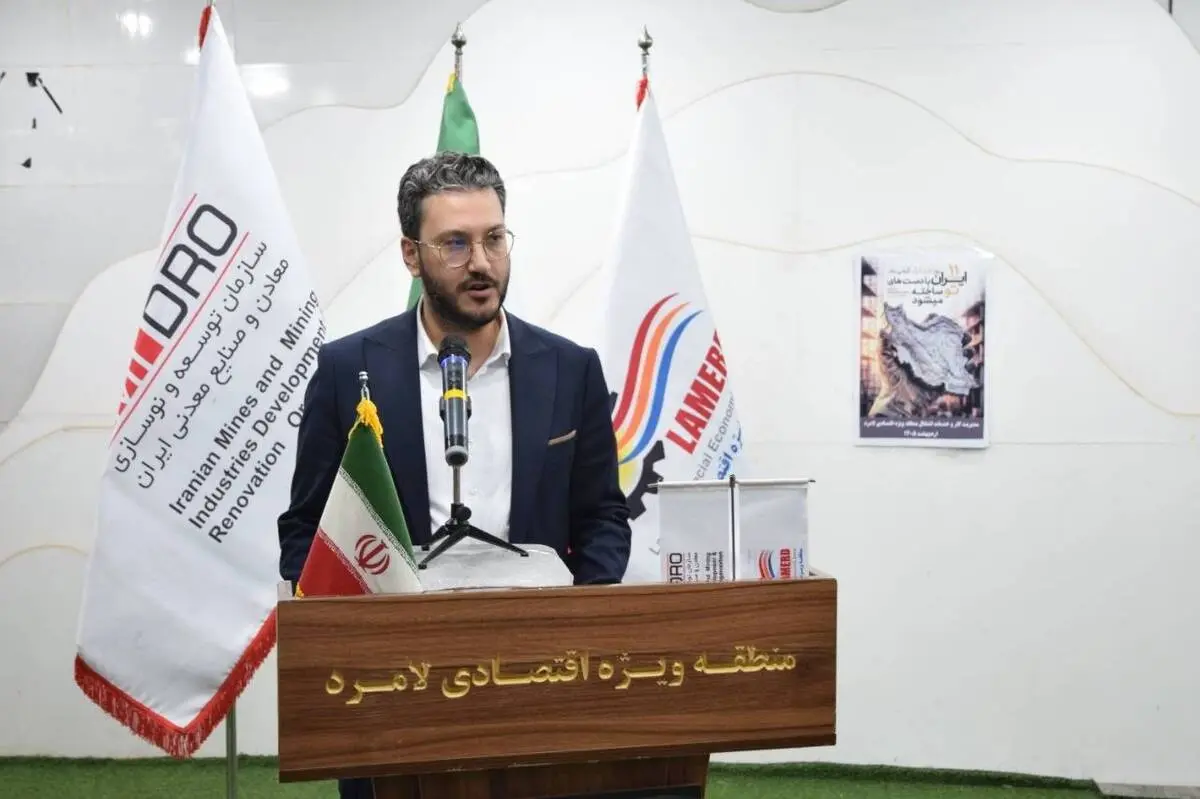 آیین تجلیل از کارگران شاغل در منطقه ویژه اقتصادی لامرد با حضور جمعی از کارگران و مسئولان محلی برگزار شد.