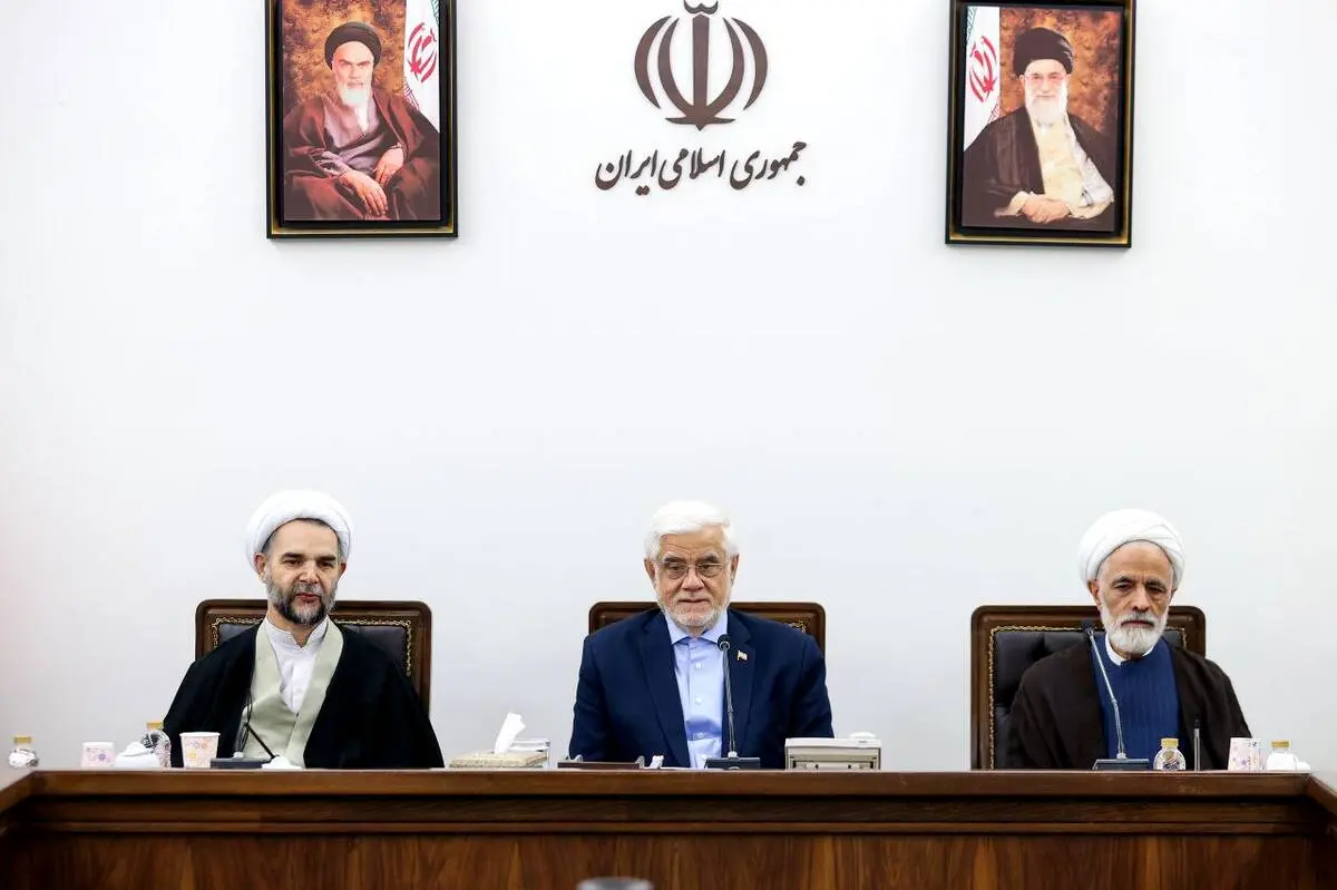 دکتر عارف: بازنگری کلی در شیوه تأمین کالاهای اساسی در دستور کار است/ برخی کالاها بدون هیچ ارتباط با نرخ ارز گران می‌شوند/ مقابله با گران‌فروشی و احتکار ضروری است/ تأمین کالاهای اساسی در اولویت دولت قرار دارد/ باید کارآمدترین روش نظارت بر بازار انتخاب شود/