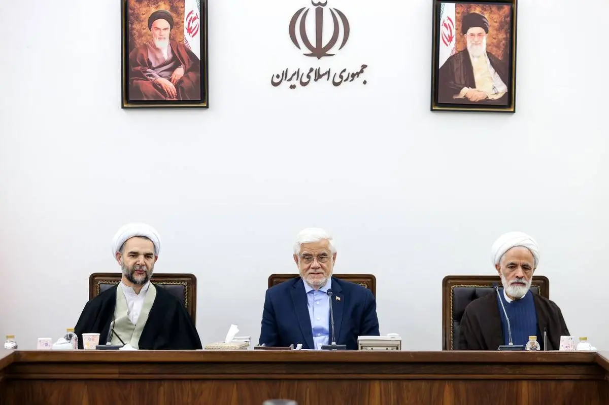 دکتر عارف: بازنگری کلی در شیوه تأمین کالاهای اساسی در دستور کار است/ برخی کالاها بدون هیچ ارتباط با نرخ ارز گران میشوند/ مقابله با گرانفروشی و احتکار ضروری است/ تأمین کالاهای اساسی در اولویت دولت قرار دارد/ باید کارآمدترین روش نظارت بر بازار انتخاب شود/