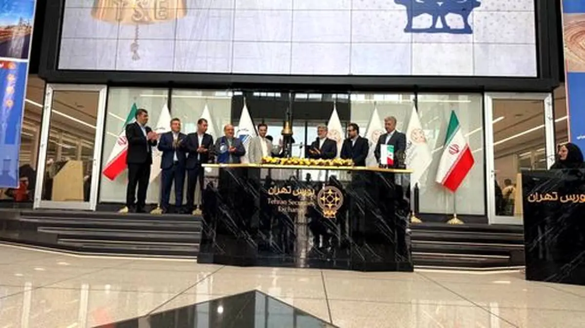 گزارش تصویری نواختن زنگ آغاز فعالیت بورس تهران از سوی فرید دهقانی مدیرعامل چادرملو

