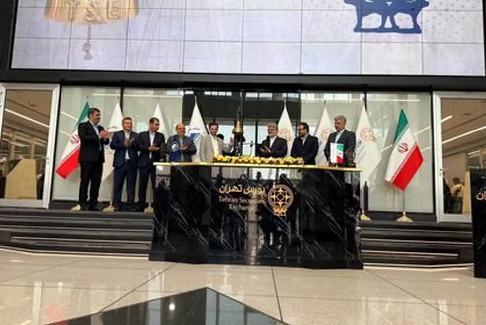 گزارش تصویری نواختن زنگ آغاز فعالیت بورس تهران از سوی فرید دهقانی مدیرعامل چادرملو

