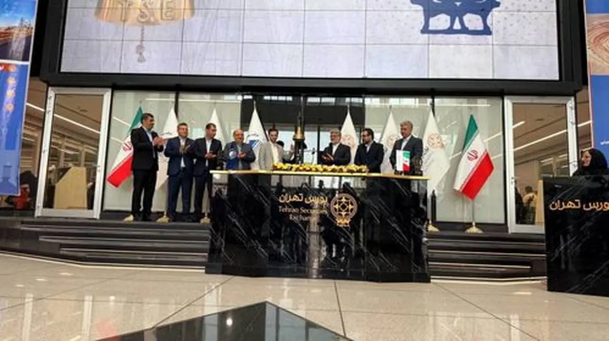 گزارش تصویری نواختن زنگ آغاز فعالیت بورس تهران از سوی فرید دهقانی مدیرعامل چادرملو


