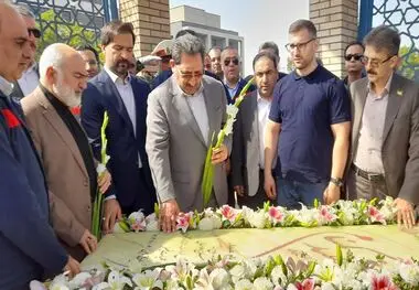 ادای احترام وزیر صمت به مقام شامخ شهدا