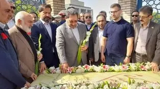 ادای احترام وزیر صمت به مقام شامخ شهدا