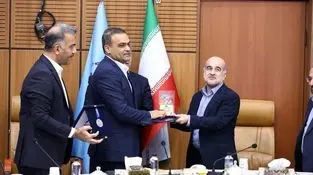 اهداء مدال افتخار سازمان شیلات کشور به شرکت پلیمر آریاساسول

