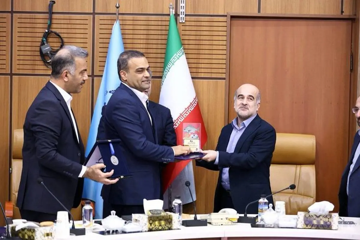 اهداء مدال افتخار سازمان شیلات کشور به شرکت پلیمر آریاساسول