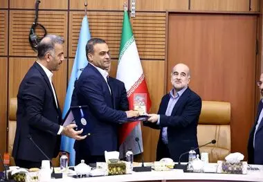 اهداء مدال افتخار سازمان شیلات کشور به شرکت پلیمر آریاساسول

