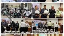 توزیع کلاه ایمنی میان موتورسواران قانون‌مند توسط بیمه دی  با همکاری پلیس راهور 


