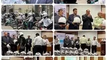 توزیع کلاه ایمنی میان موتورسواران قانون‌مند توسط بیمه دی  با همکاری پلیس راهور 


