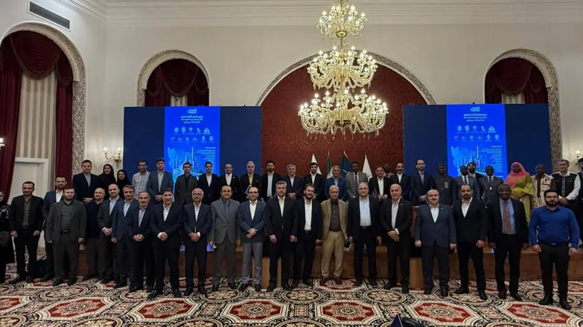 در آیین اختتامیه دومین همایش اقتصاد دریامحور ایران مطرح شد؛ 

تأکید مدیرعامل منطقه ویژه اقتصادی لامرد بر تدوین نقشه راه جامع اقتصاد دریامحور کشور/ برهانی: لزوم ایجاد منطقه ویژه اقتصاد دریایی و انتشار اوراق سبز

