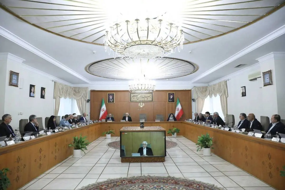 معاون اول رئیس‌جمهور در جلسه هیات دولت: بیانات رهبر معظم انقلاب، راهبرد دولت است/رئیس‌جمهور مواضع منطقی و اصولی نظام را در سازمان ملل با صلابت بیان خواهد کرد/ در چارچوب منافع ملی می‌توانیم با همه کشورهای دنیا روابط خوبی داشته باشیم/ از پیش‌داوری و بیان مو