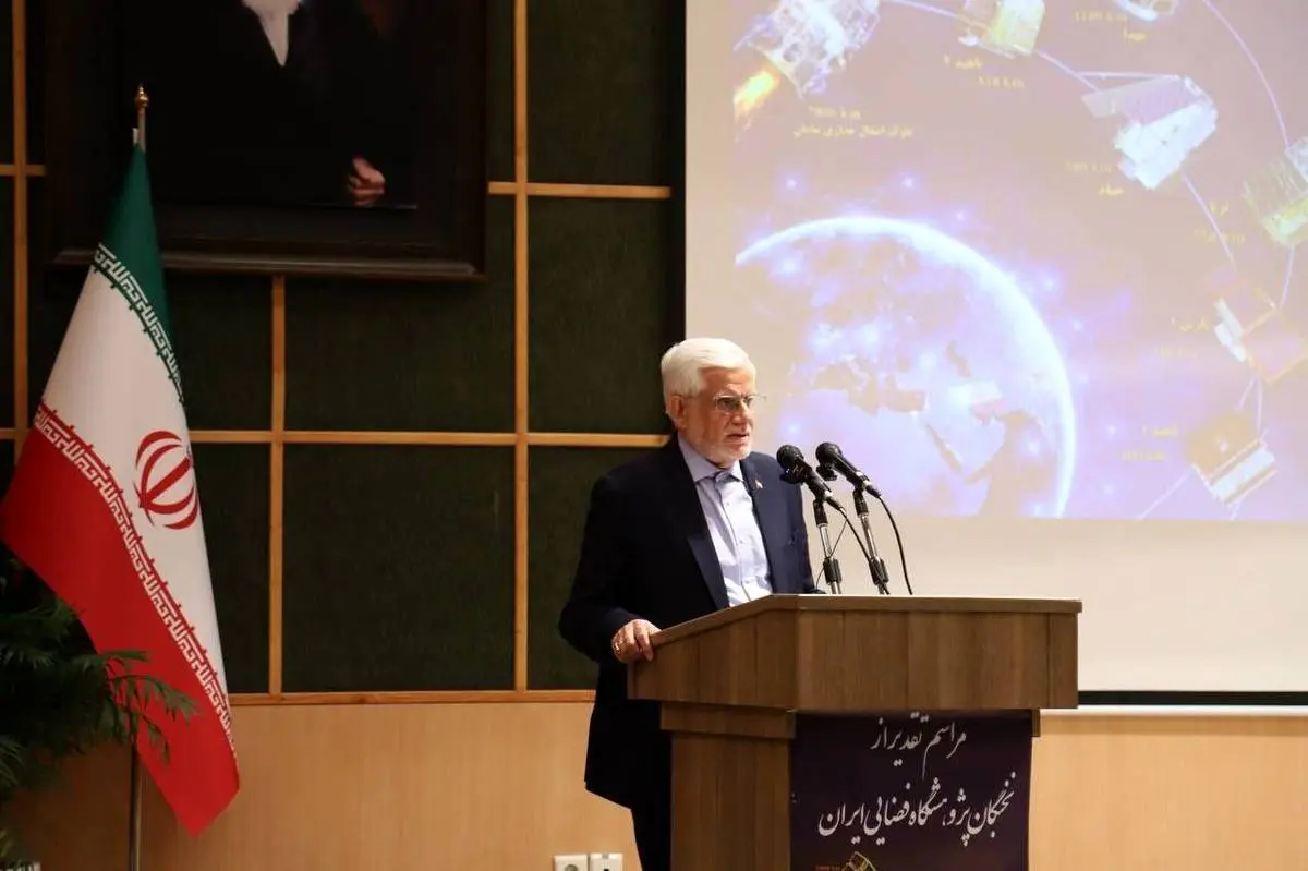 معاون اول رئیسجمهور در بازدید از پژوهشگاه فضایی ایران:
زنجیره علم و فناوری باید به رفاه، آرامش و امنیت مردم ختم شود/راهی جز دستیابی به علوم فضایی نداریم/ از جنگ کلاسیک و گلولهها به جنگ علم و فناوری رسیدیم