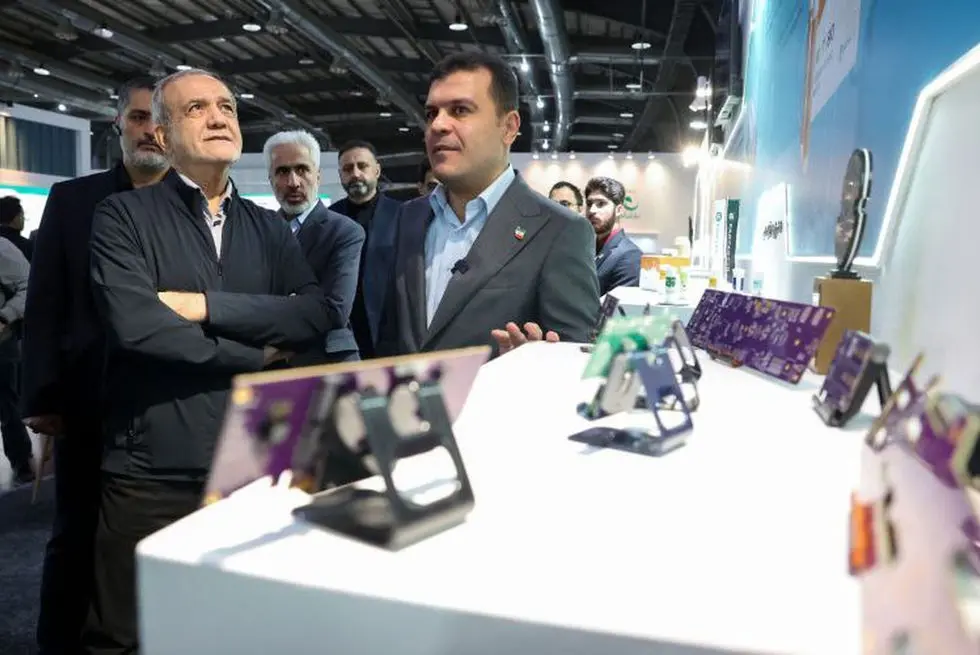 بازدید پزشکیان از نمایشگاه فناوری های روز آمد و ایران کانماین