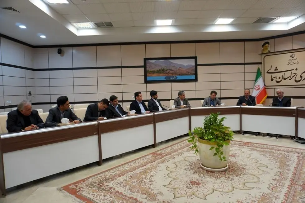 نشست صمیمی مهندس درویشوند، مدیر محترم گروه و سهامدار شرکت آلومینای ایران با جمعی از مسئولان استان