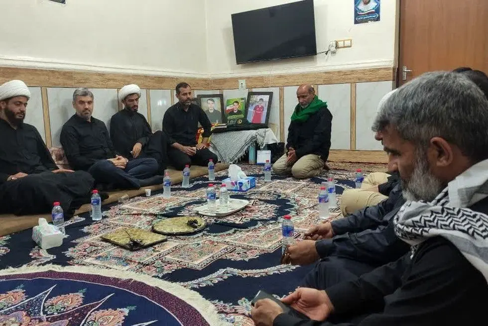 دیدار فرمانده حوزه مقاومت بسیج کارگران و کارخانجات شهید بقایی فولاد خوزستان با خانواده معظم پاسدار شهید محمد حسین سواری از شهدای سرافراز جنگ ۱۲ روزه