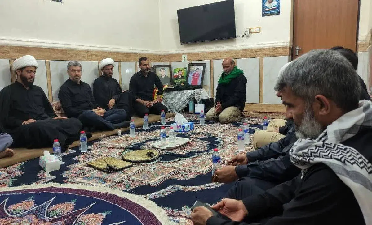 دیدار فرمانده حوزه مقاومت بسیج کارگران و کارخانجات شهید بقایی فولاد خوزستان با خانواده معظم پاسدار شهید محمد حسین سواری از شهدای سرافراز جنگ ۱۲ روزه
