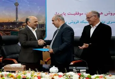 در حاشیه همایش مدیران شعب بیمه دی انجام شد؛
مراسم تکریم و تودیع  بهمن برزگر از شرکت بیمه دی* 